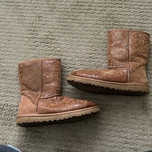 UGG - patterned chestnut uggs